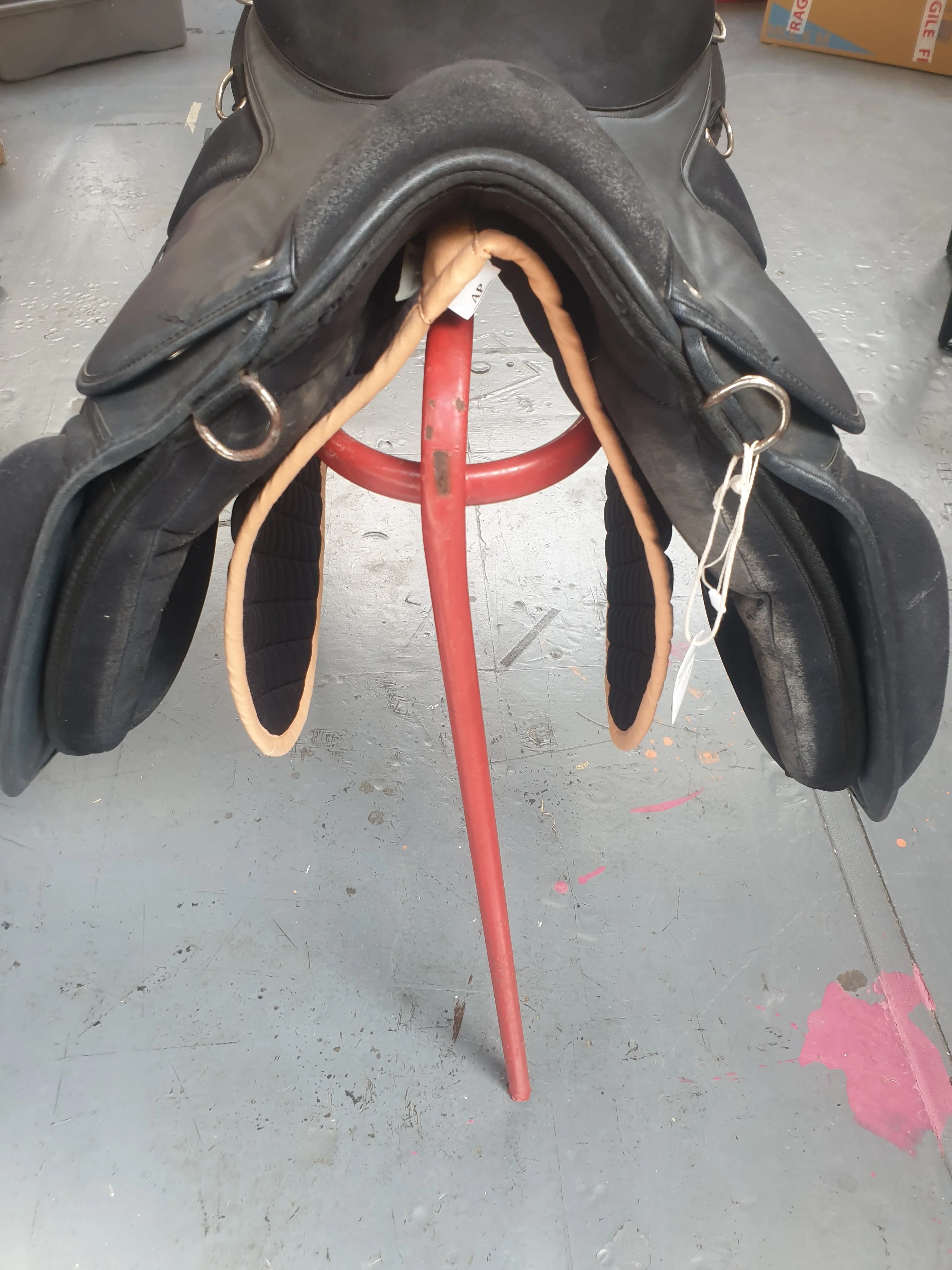 17.5" Extra Wide  Thorowgood Griffin wide saddle