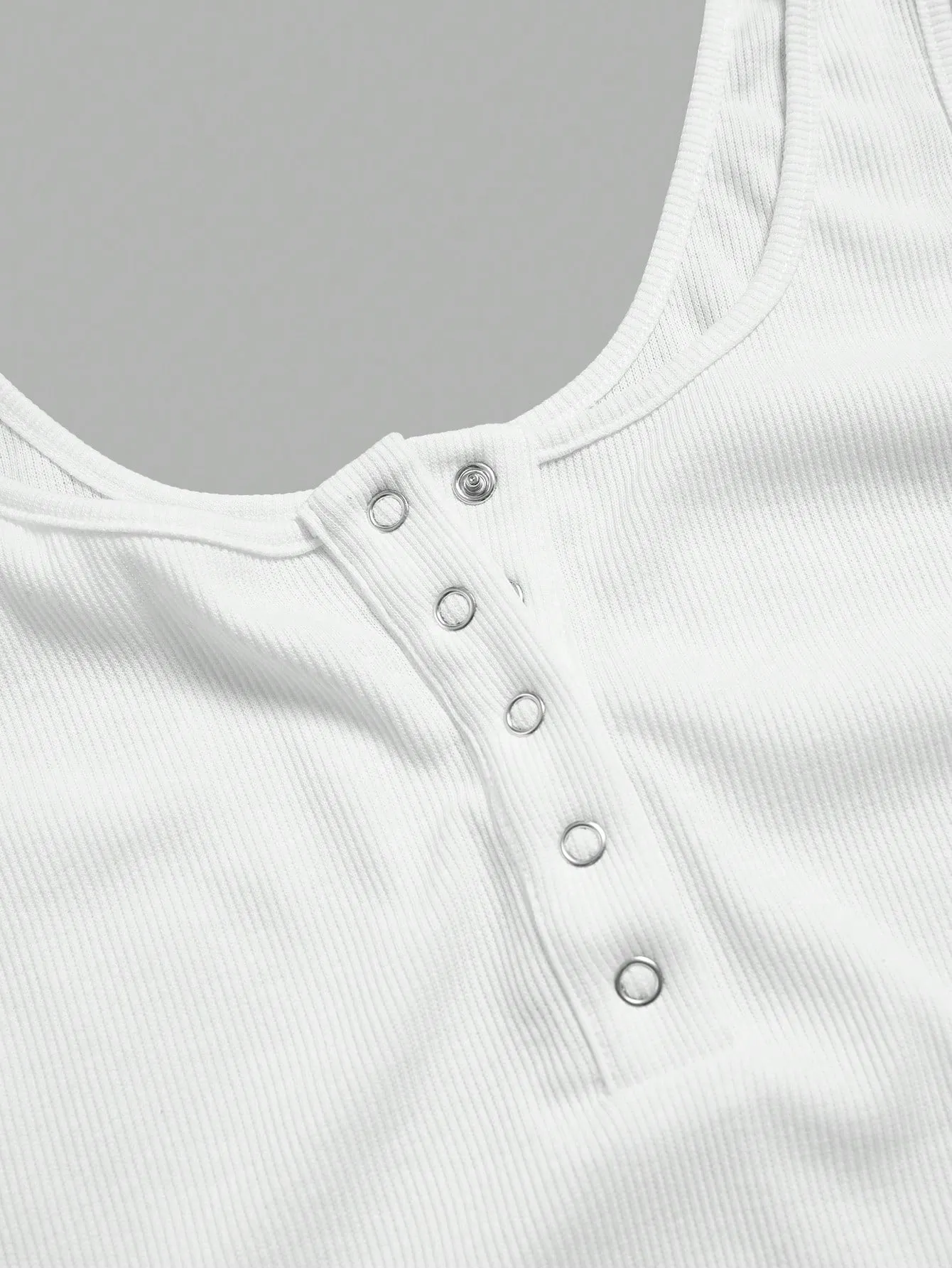 Camiseta sin mangas blanca versátil
