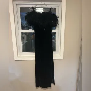 Dave &amp; Johnny NWT Black Velvet Prom Dress With Feather Trim and Slit Size 3/4