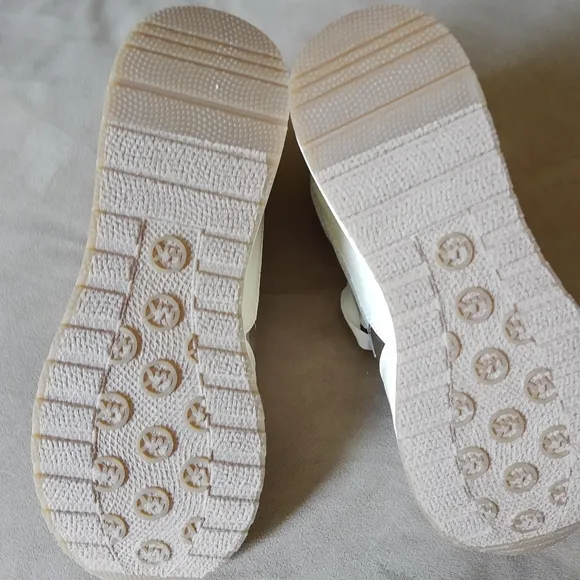 Michael Kors big girl sport sneaker, size 4