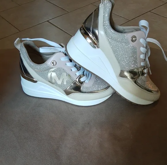 Michael Kors big girl sport sneaker, size 4