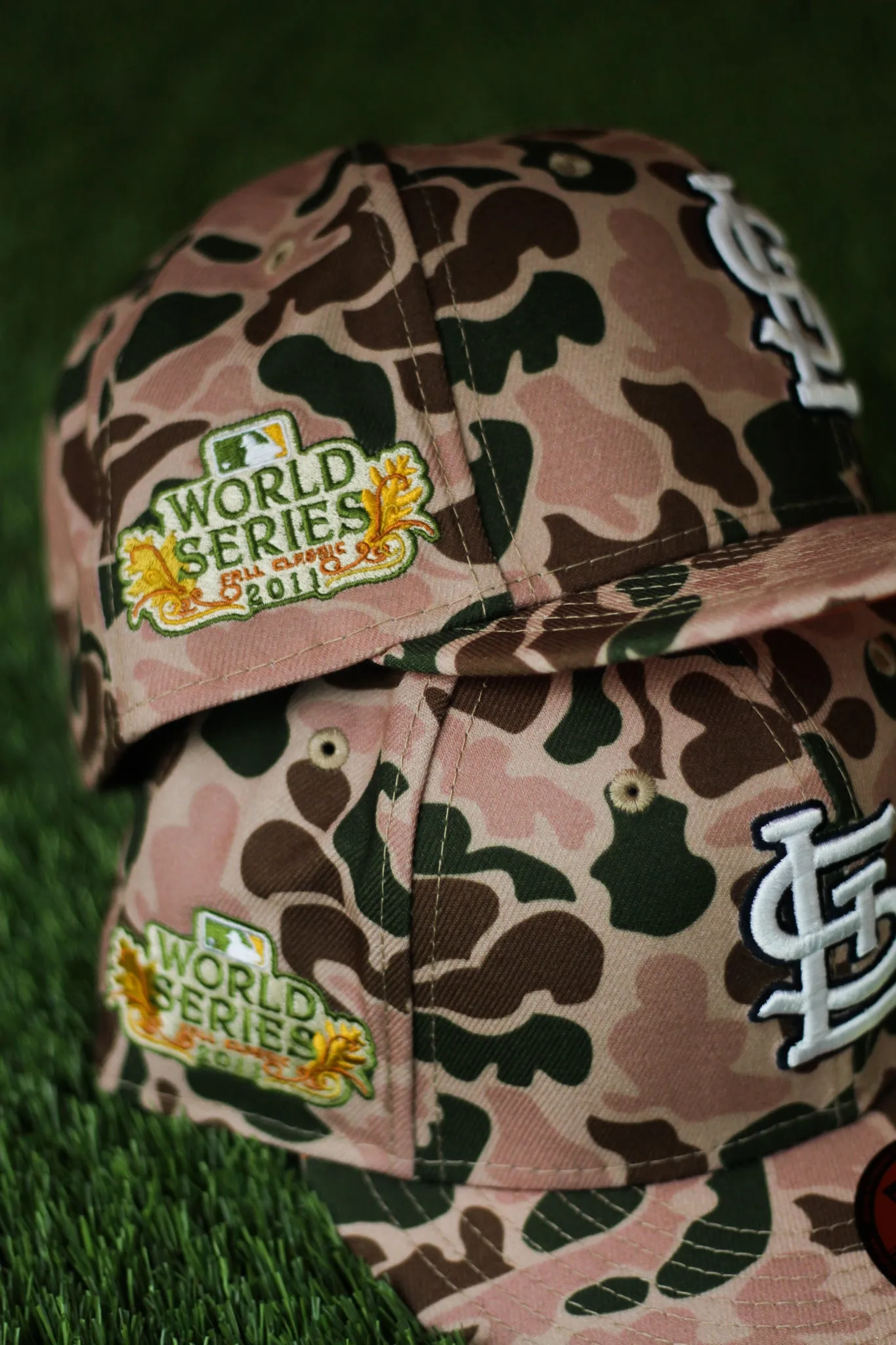 ST LOUIS CARDINALS DUCK CAMO FITTED W/ ORANGE UNDER VISOR